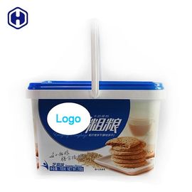 Một tay cầm bằng nhựa vuông có nắp đậy trong ghi nhãn khuôn